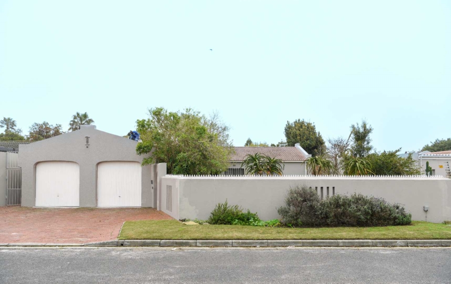 4 Bedroom Property for Sale in Bloubergrise Western Cape